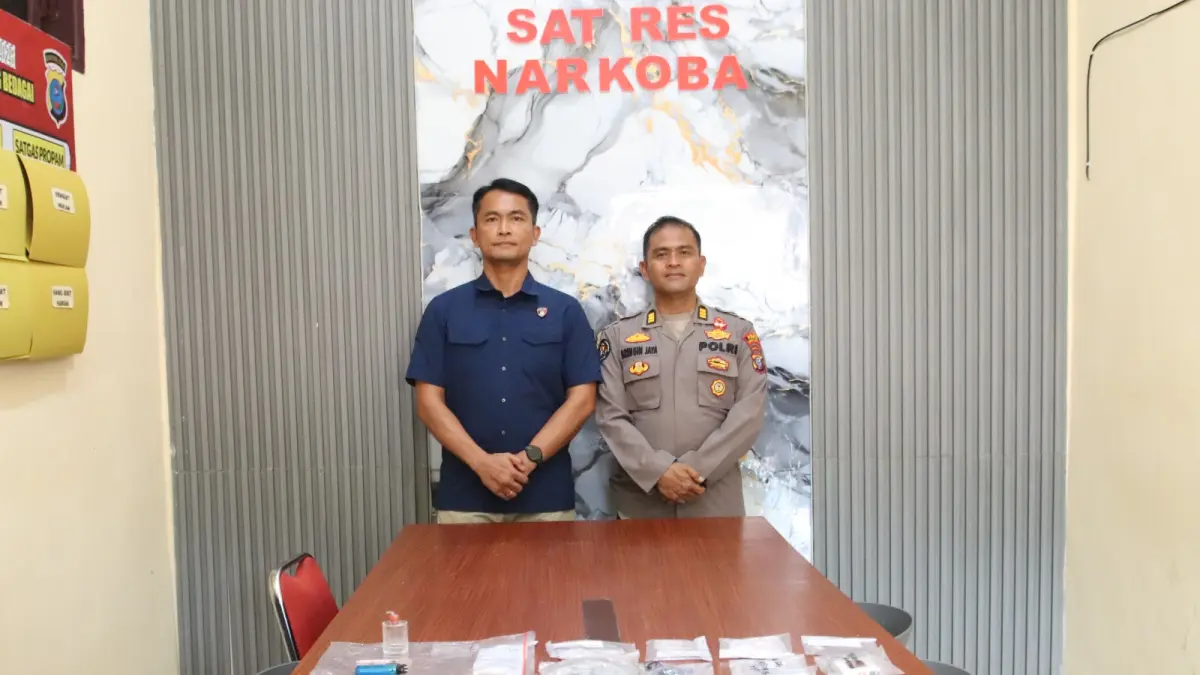 Kasat Res Narkoba Polres Sergai, AKP Erikson David, S.H., M.H., didampingi Kask humas AKP Bringin Jaya, S.H., M.H.(Fadly/Sumut Pos)