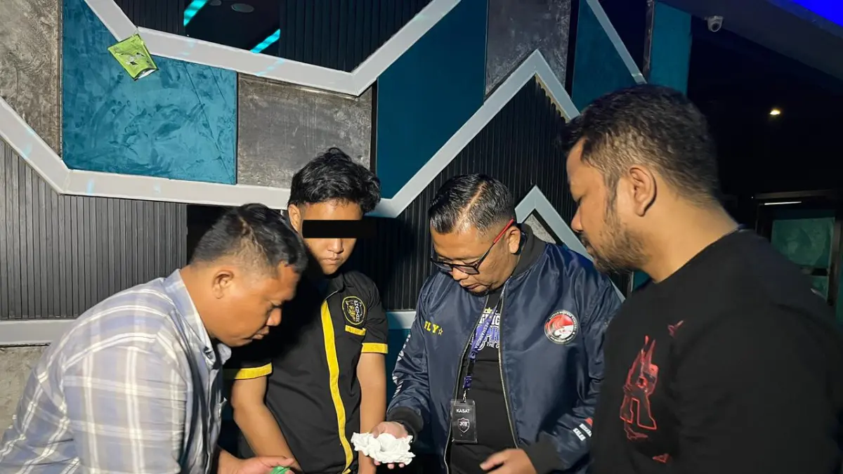 Manajemen THM Phantom, IR diamankan petugas karena mengedarkan ekstasi. (Dokumentasi Polrestabes Medan/Sumut Pos)