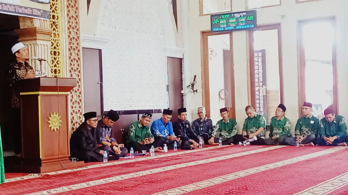 TABLIGH AKBAR: Wakil Ketua PDM Medan yang juga Dekan FAI UMSU Assoc. Prof. Dr. Zailani, M.A menyampaikan tausyiah pada tabligh akbar PDM Medan, Ahad (24/5). (Deddi Mulia Purba/Sumut Pos)