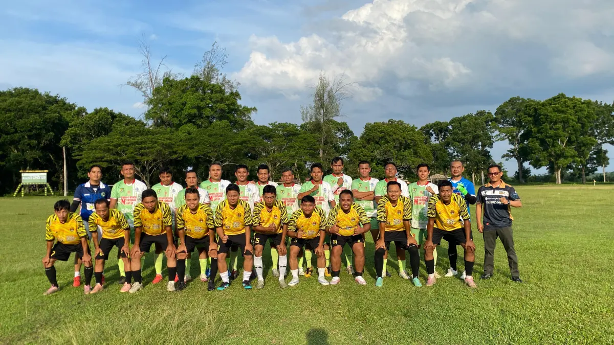 Tim Korpri Dambaan FC bersama tim PS Gunung Pamela di Stadion Gunung Pamela PTPN III, Sipispis . (Dok Korpri Dambaan FC)
