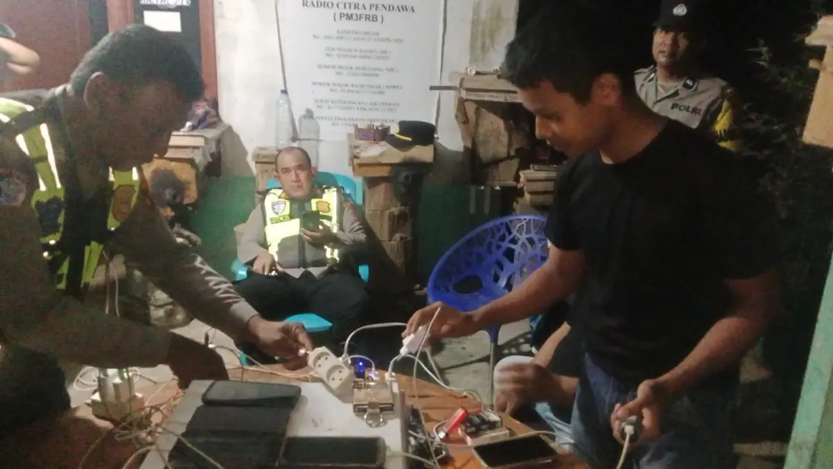 Tim Polsek Torgamba saat memberikan arus listrik kepada warga saat listrik padam. (Humas Polsek Torgamba/Sumut Pos)
