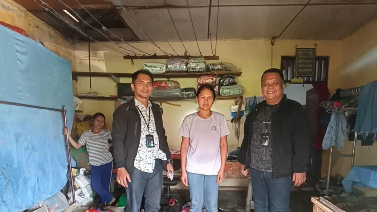 KUNJUNG: Pimpinan PNM Cabang Kabanjahe diwakili Gunung Simarmata (Manajer Supporting) dan Lando Sidabariba (Pelaksana Jasa Manajemen dan TJSL) saat mengunjungi Mekar Sari, seorang nasabah PNM, pemilik usaha laundry saat kegiatan RE3 FOR-E PNM. (Dok: PNM Cabang Kabanjahe)