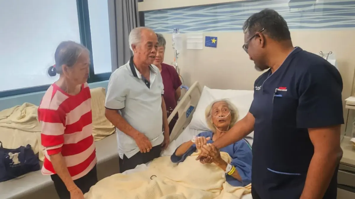 BERBINCANG: Popo, wanita berusia 102 tahun berbincang dengan dokter di Sunway Medical Centre, Sunway City, Kuala Lumpur. (Dok Sunway Medical Centre)
