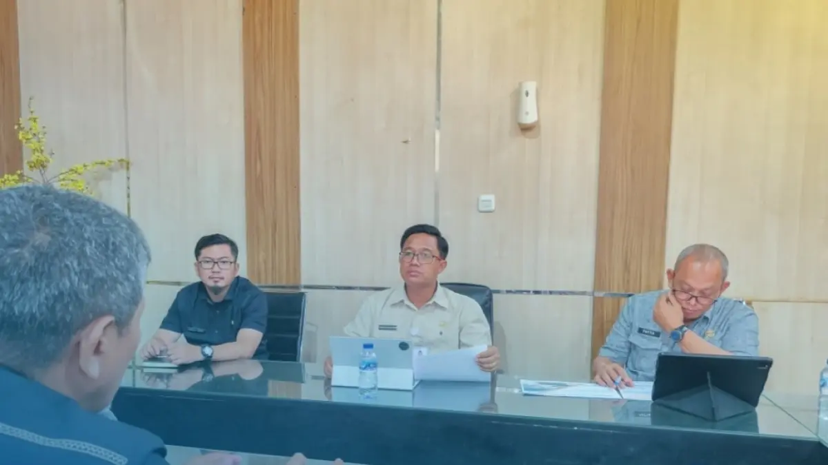 BERSAMA: Plt Kepala Dinas SDA Sumut, Gibson Panjaitan bersama Anggota DPRD Kabupaten Batu Bara, Syafi’i, di Kantor Dinas Sumber Daya Air (SDA) Provinsi Sumatera Utara di Kota Medan, Selasa (19/5/2026).(Dok : Dinas SDA Sumut)
