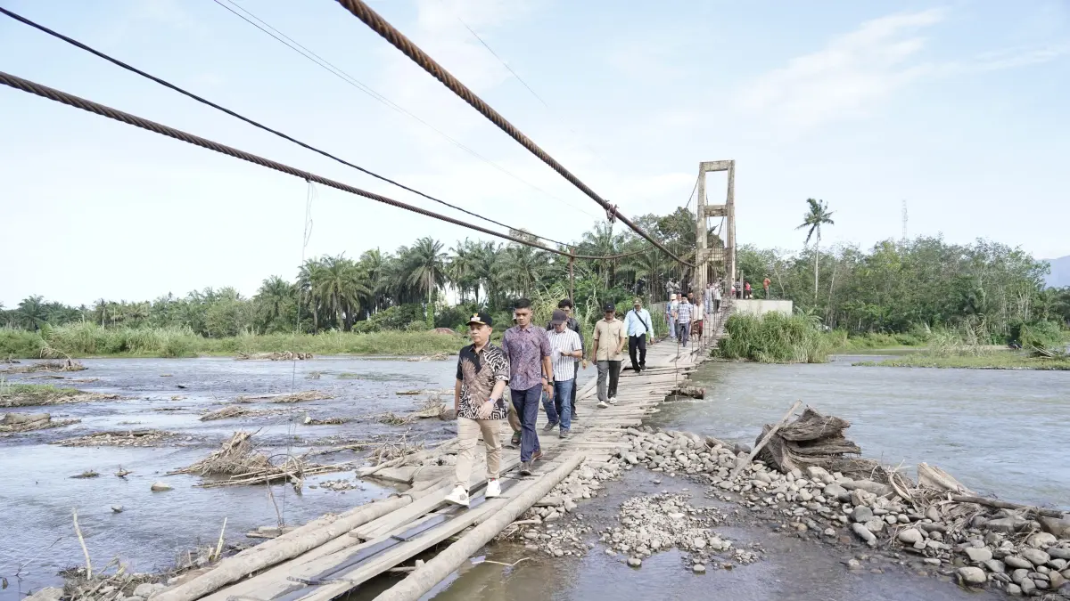  Bupati Padang Lawas saat meninjau langsung  Jembatan Sabarimba, Barumum Baru, Padang Lawas Minggu 24 Mei 2026. (MITRA HARAHAP/SUMUT POS)
