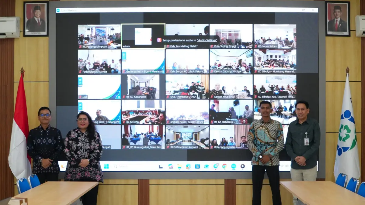 FOTO BERSAMA: Koordinator Kantor Pelayanan Pemenuhan Gizi Regional Sumut Tengku Agung Kurniawan, Deputi Direksi Wilayah I BPJS Kesehatan Mustafa dan rekan foto bersama usai tandatangan perjanjian Teknis Operasional bersama SPPG di 33 Kab/Kota. (Dok: BPJS Kesehatan)