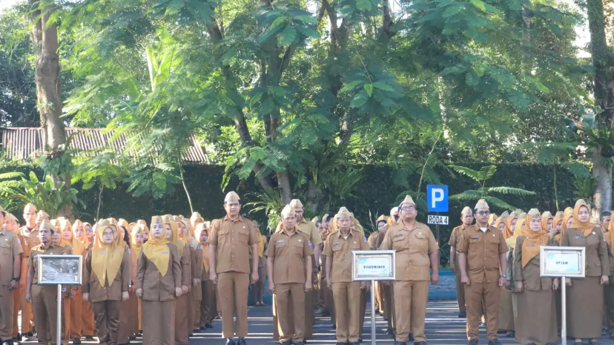 
Jajaran ASN saat mengikuti apel dengan pembina Sekda Binjai, Chairin Simanjuntak. (Diskominfo Binjai/Sumut Pos)