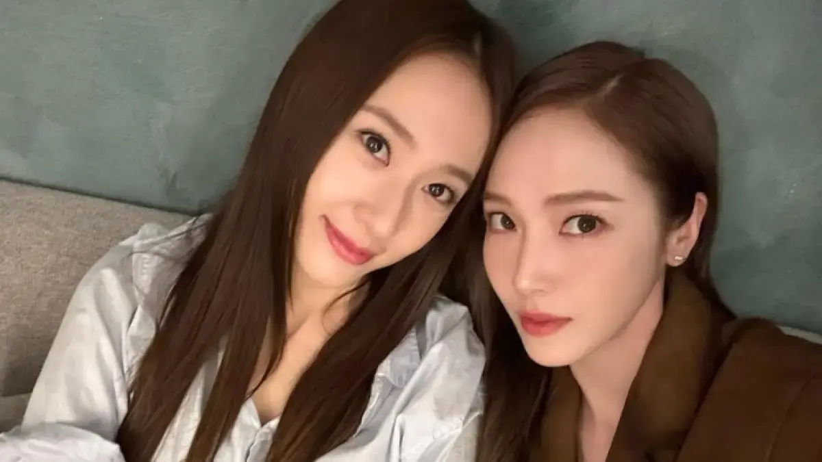 Jessica Jung dan Krystal Jung tampil bersama di SNL Korea. (Instagram @jessica.syj)
