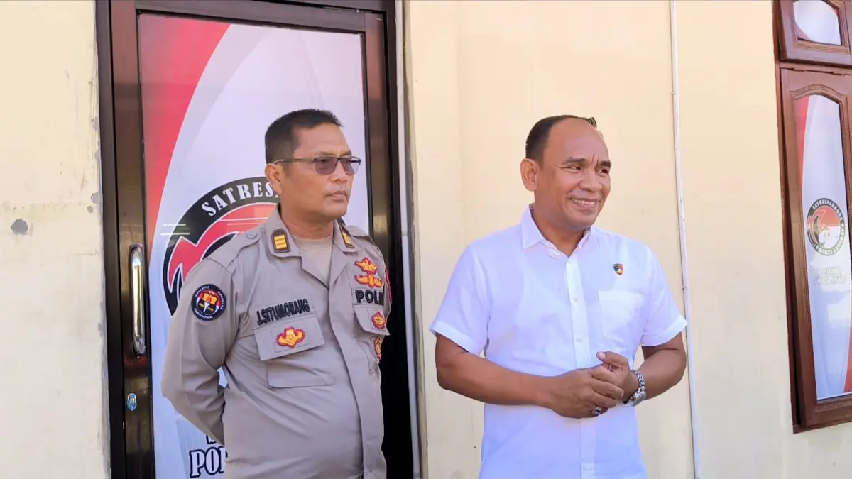 
Kasatres Narkoba Polres Langkat, AKP Amrizal Hasibuan (kanan) didampingi Kasi Humas, AKP J Situmorang (kiri) saat memberi keterangan kepada wartawan. (Teddy Akbari/Sumut Pos)