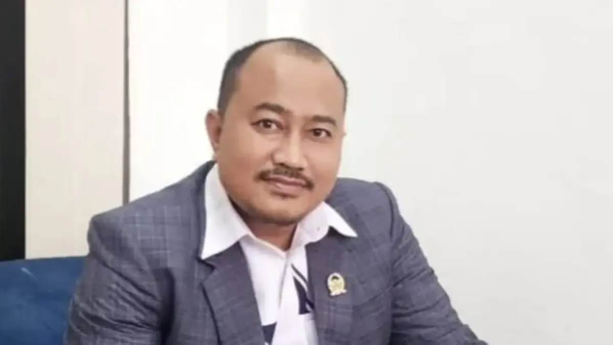  Komisi B DPRD Labura Ahmad Fauzi Syahputra, ajak perusahaan gotongroyong perbaiki jalan rusak di Labura. (Asri Tarigan/Sumut Pos ) 