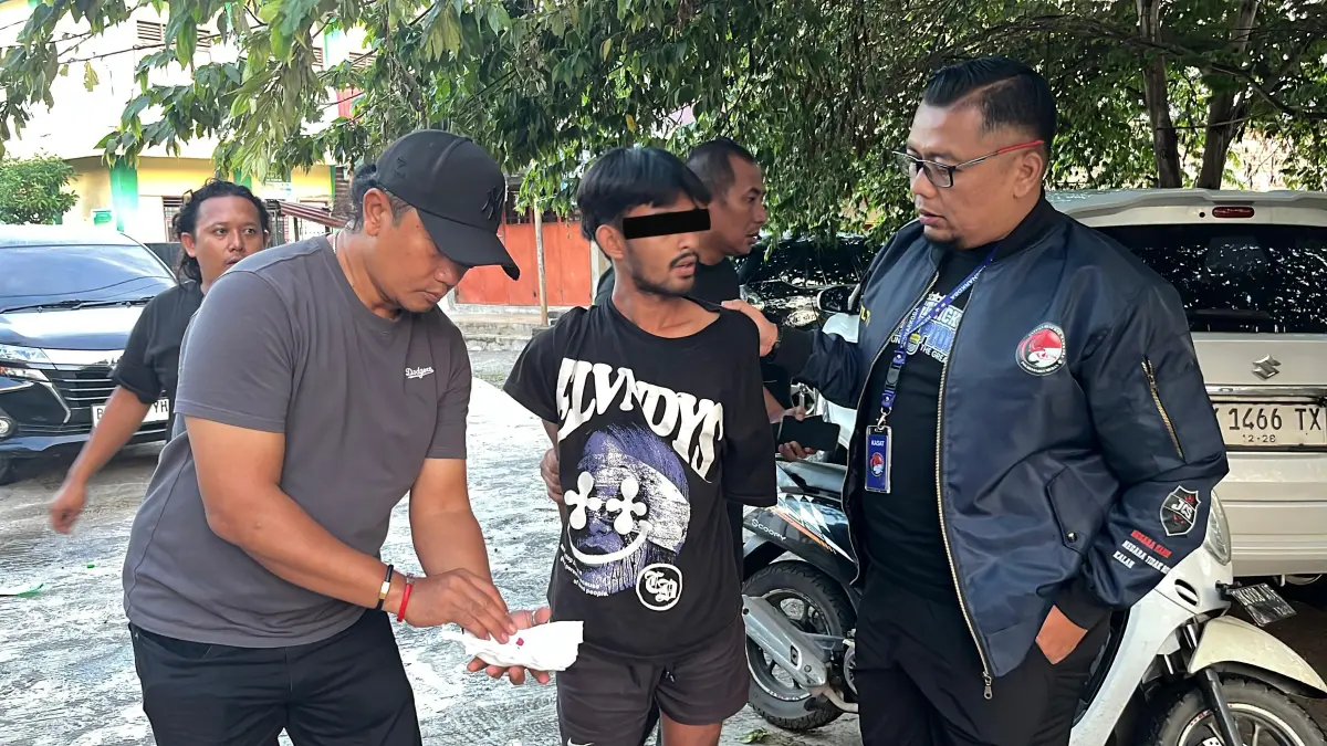 PEMASOK: Petugas mengamankan MF, pemasok ekstasi ke THM Phantom KTV. (Dok: Polrestabes Medan)

