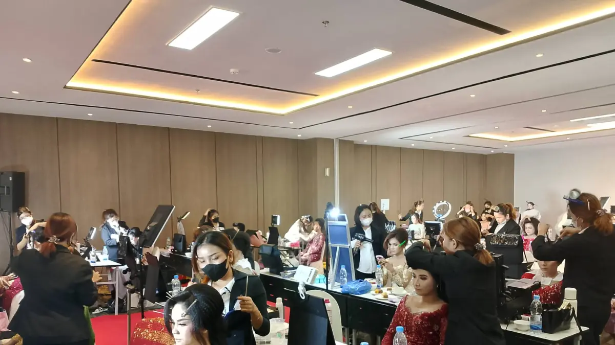 PRAKTEK: Para peserta Uly Rias Pengantin gelombang ke-9 khusus makeup dan hairdo yang berlangsung di Hotel Grand Mercure, Medan, Senin (25/5/2025).(Dok: Ihsan Syahreza/Sumut Pos)