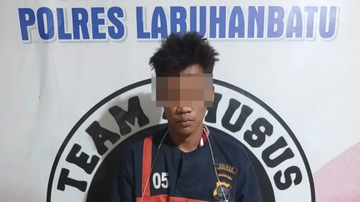 Tersangka A saat diamankan di Polres Labuhanbatu atas kasus dugaan kepemilikan sabu.(Fajar/Sumut Pos)
