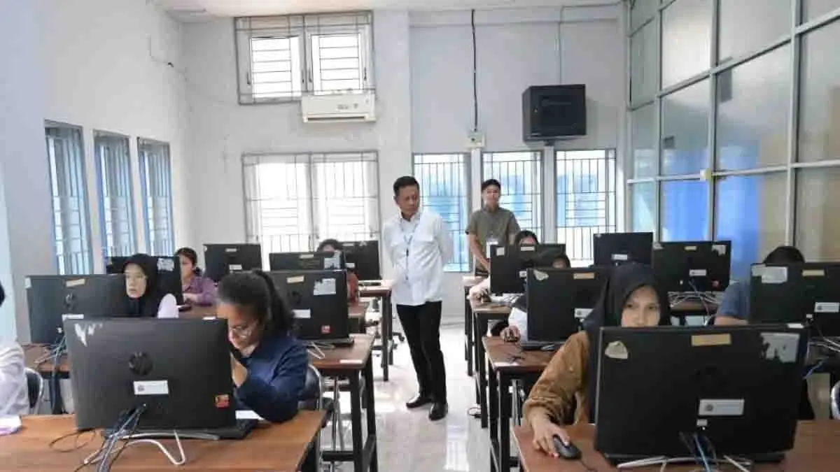 TINJAU: Rektor USU, Prof. Dr. Muryanto Amin, S.Sos, M.Si saat meninjau pelaksanaan Seleksi Nasional Berdasarkan Tes (SNBT) 2026, belum lama ini. (Dok: USU)