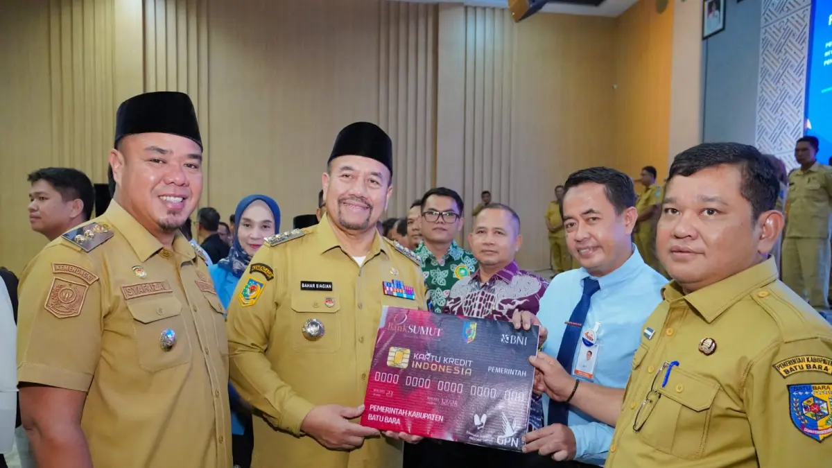 Bupati Batubara Dr. H. Baharuddin Siagian, S.H., M.Si dan Wakil Bupati Syafrizal MAP saat berikan piagam penghargaan dan plakat kepada Perusahaan atas Kontribusi Pembayaran Pajak Daerah saat Gebyar  DHKP dan   SPPT PBB-P2  Tahun 2026 di Aula  Kantor Bupati Batu Bara, Senin (25/5/2026). (Dokumentasi Komimfo Batubara/Sumut Pos)
