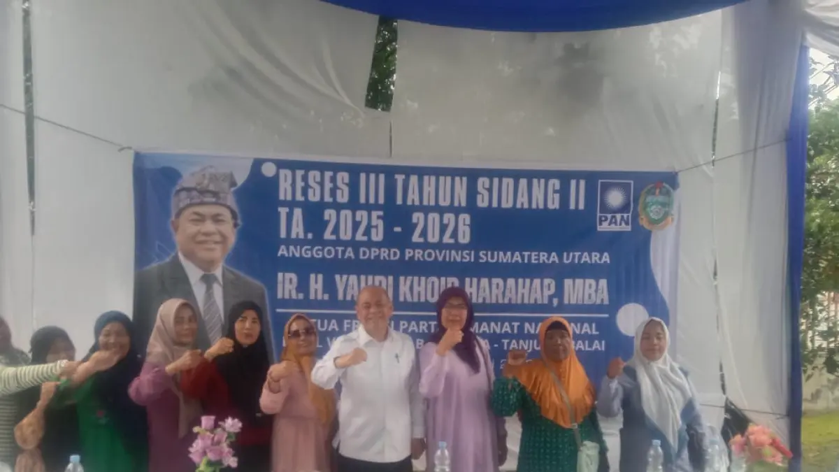 Ketua Fraksi PAN DPRD Sumut Dapil V (Batu Bara, Asahan dan Tanjung Balai),Ir H  Yadhi Khoir Harahap MBA foto bersama warga  usai kegiatan Reses II DPRD Sumut Tahun 2026 di Kelurahan Limapuluh, Kabupaten Batu Bara, Senin (25/5/2026). (Liberti H Haloho/Sumut Pos)