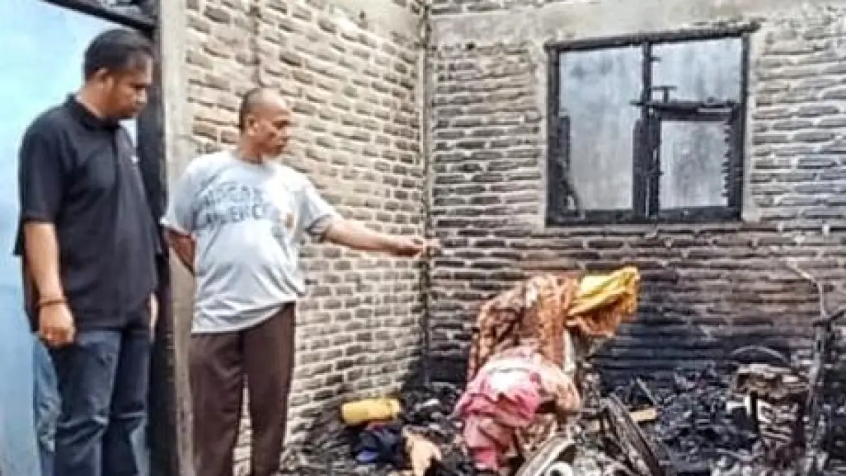 Anggota DPRD Labuhanbatu mengunjungi lokasi kebakaran sebuah rumah warga di kawasan Tahalak Simin (Talsim), Kelurahan Sirandorung, Rantauprapat. (Fajar/Sumut Pos)