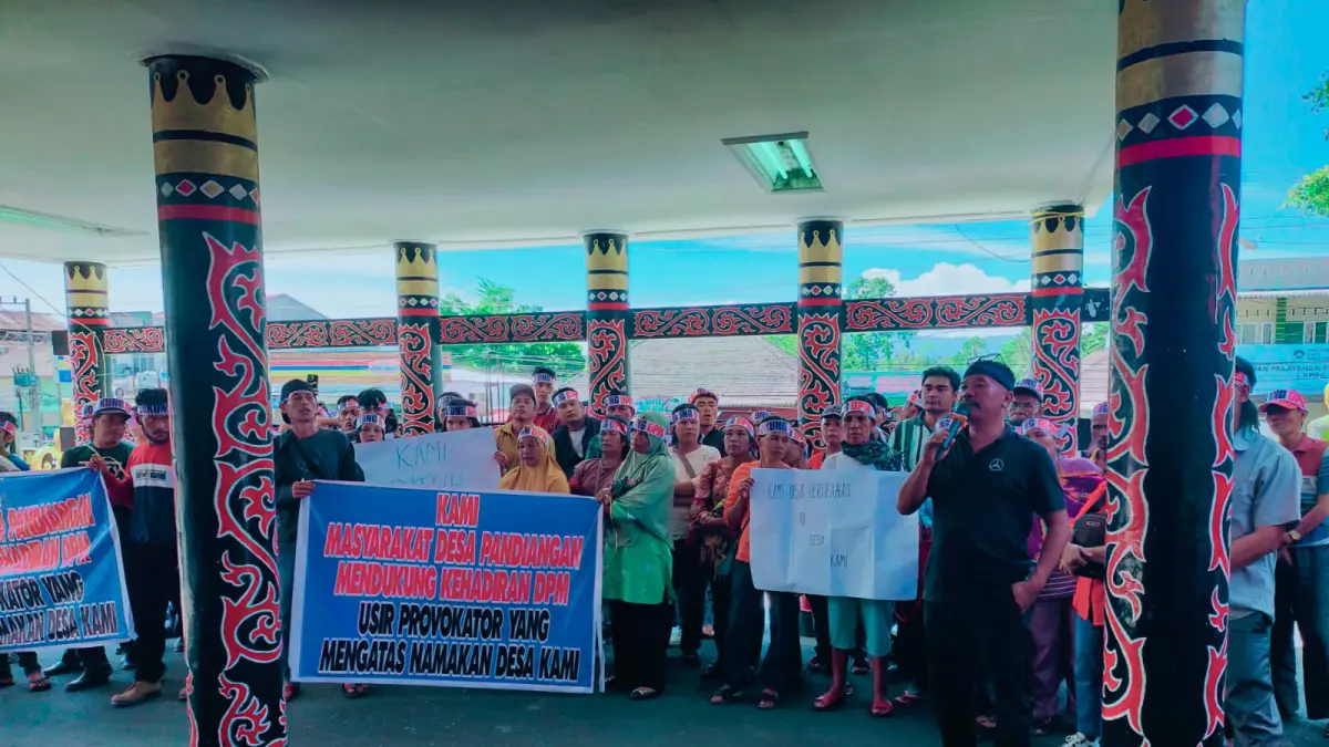 ASPIRASI: Orator aksi, Piter Manullang saat menyampaikan aspirasi di Kantor Bupati Dairi, Selasa (26/5/2026).(RUDY SITANGGANG/SUMUT POS)