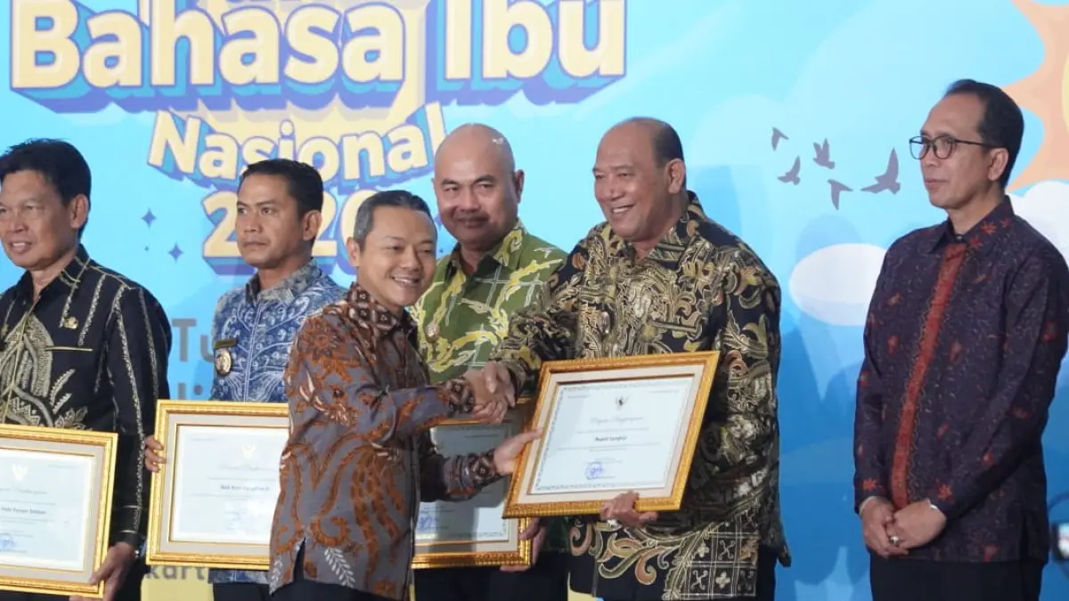 
Bupati Langkat, Syah Afandin saat menerima penghargaan dari Kemendikdasmen Republik Indonesia. (Diskominfo Langkat/Sumut Pos)