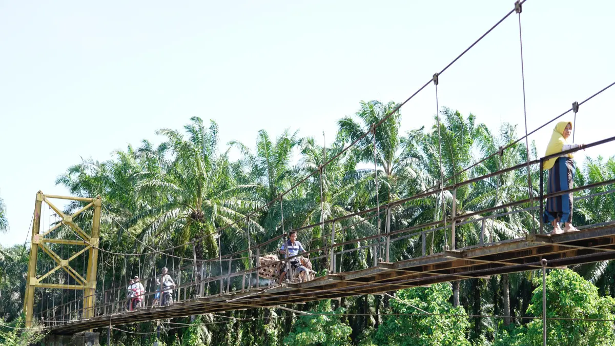 Bupati Padang Lawas Putra Mahkota Alam Hasibuan meninjau langsung Jembatan Pasir Julu yang akan dibangun tahun ini dengan anggaran 18,5 Miliar. (MITRA HARAHAP/SUMUT POS)