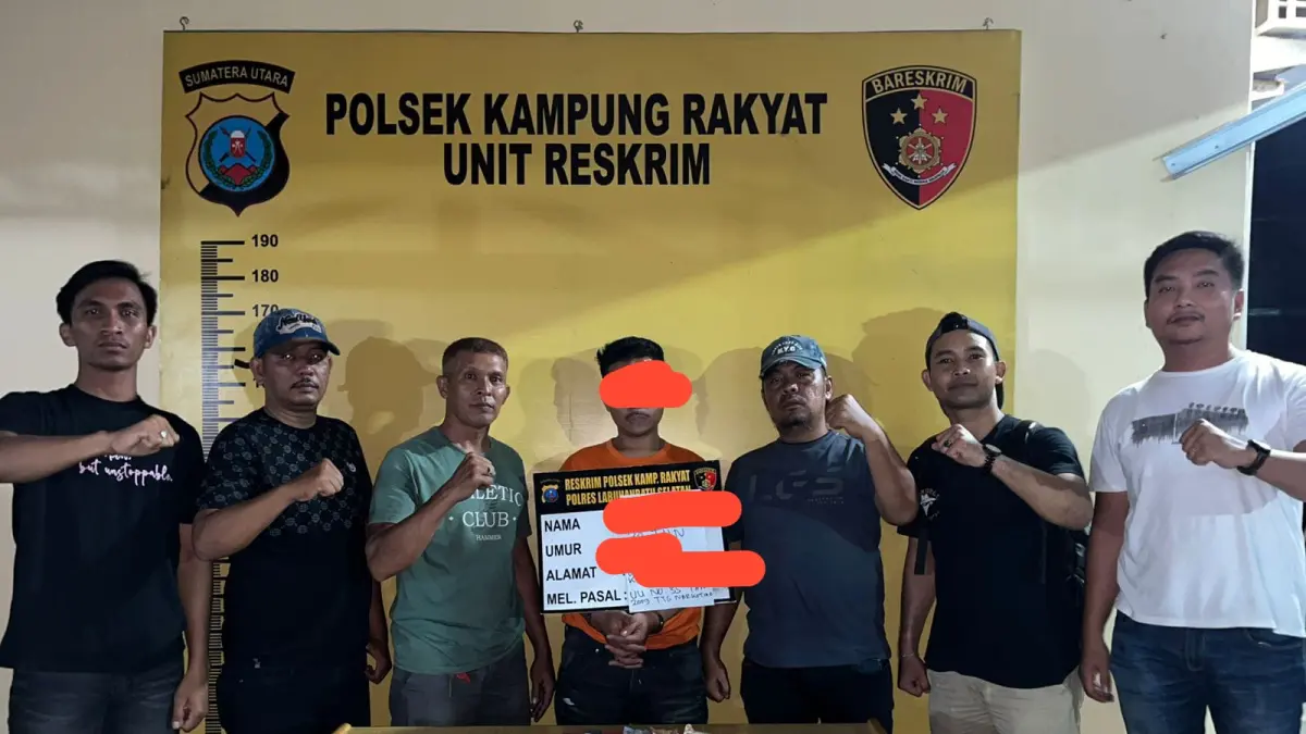 DIAMANKAN: Tersangka diapiy  personel Polsek Kampung Rakyat usai ditangkap atas kasus kepemilikan sabu. (KHAIRUDDIN/SUMUT POS)