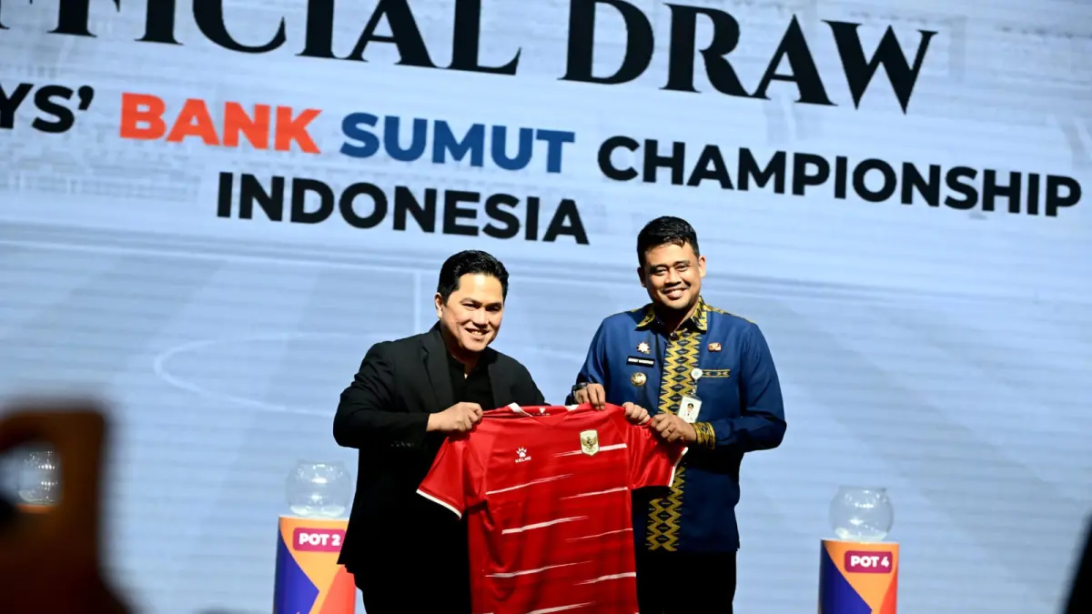 DRAWING: Gubernur Sumut Muhammad Bobby Afif Nasution bersama Ketua PSSI Erick Thohir, di Kantor Gubernur Sumut, Jalan Diponegoro 30, Medan, baru-baru ini.(Dok: Diskominfo Sumut)
