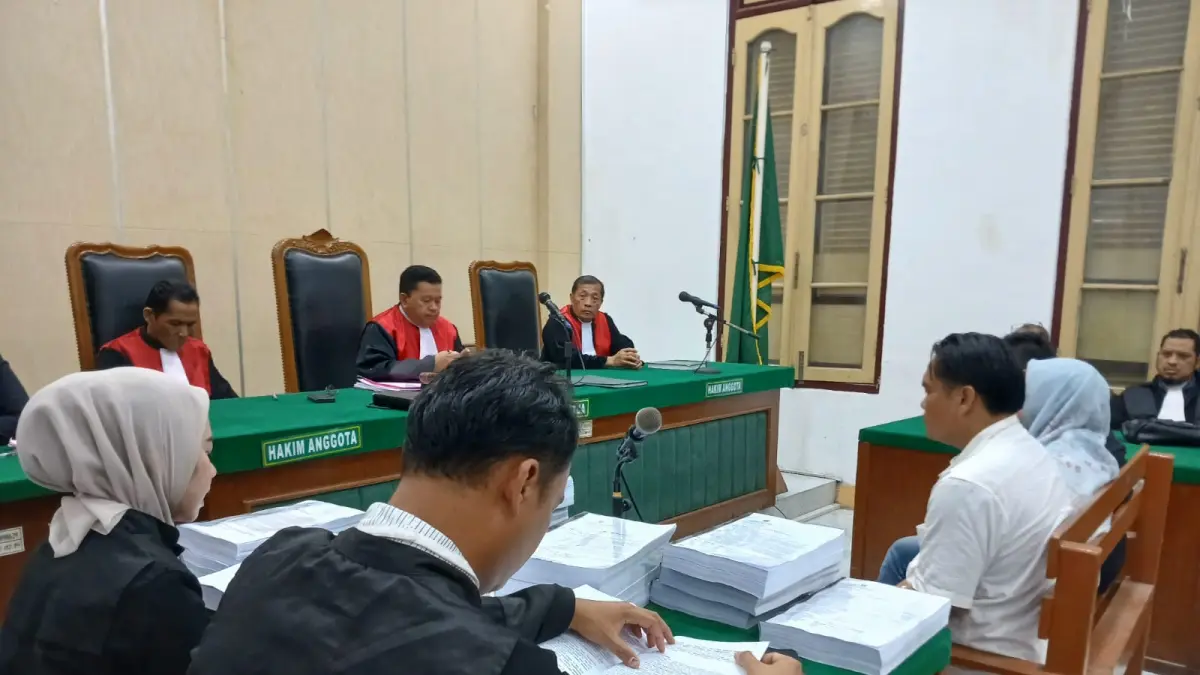 KORUPSI JALAN DBH: Tiga terdakwa korupsi proyek jalan DBH Sawit Binjai, menjalani sidang tuntutan di Pengadilan Tipikor Medan, Senin (25/5/2026) sore. (Dok: Gusman/Sumut Pos)

