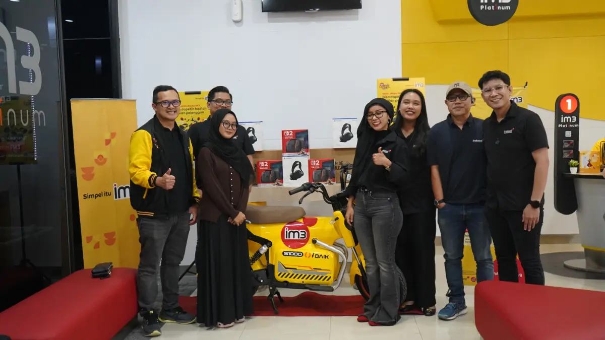Pemenang IM3 Pasti Simpel foto bersama manajemen Indosat. (Dok: Indosat)