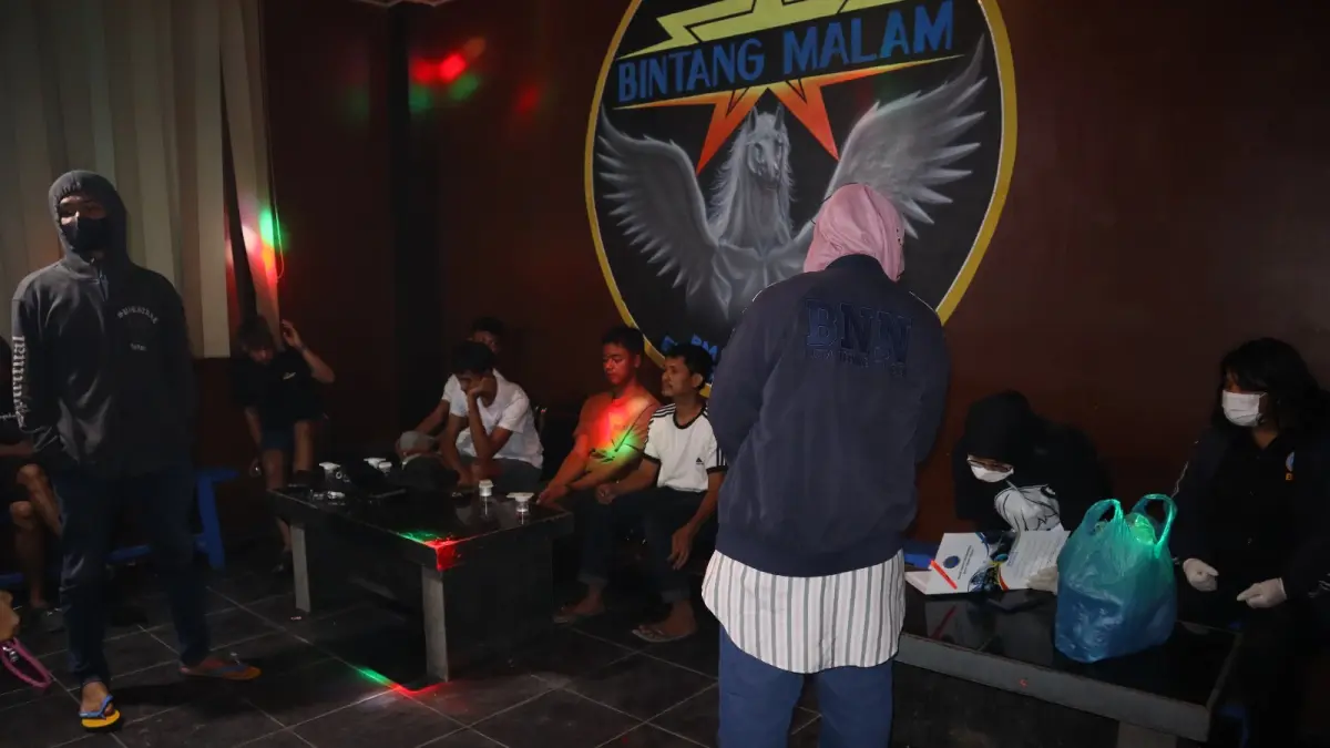 Plt Kepala BNNK Tebing Tinggi, Mahsuriani Saragih, S.Si., Apt bersama tim gabungan saat melakukan pemeriksaan dan tes urine terhadap penghuni indekos dalam kegiatan “Saber Bersinar 2026”, Selasa (26/5/2026) dini hari. (Azan Purba/Sumut Pos)
