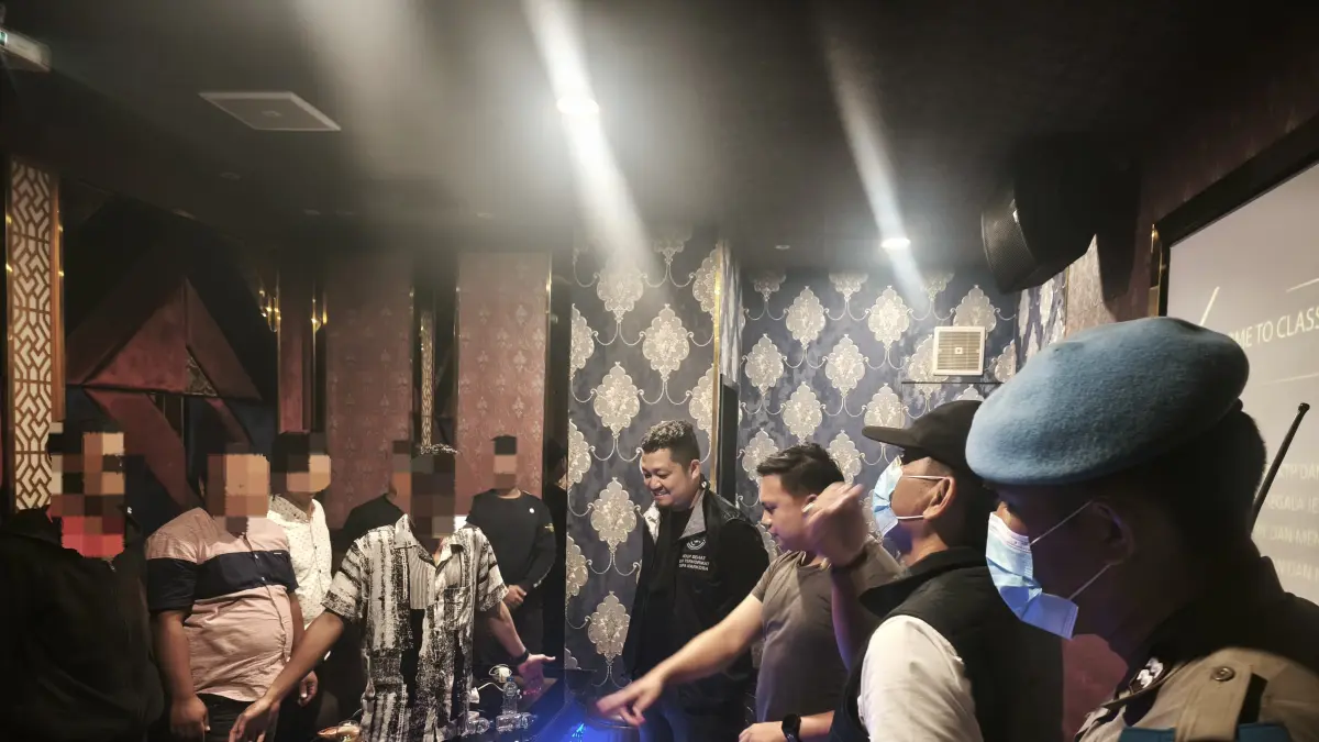 RAZIA: Petugas gabungan saat merazia THM Capital Building Medan. (Dok: Polda Sumut)

