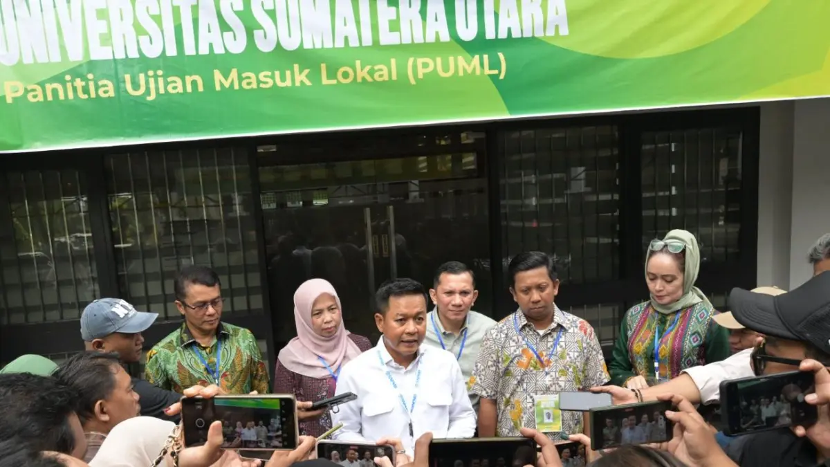 Rektor USU Prof Muryanto Amin memberikan keterangan kepada wartawan usai meninjau pelaksanaan UTBK SNBT 2026, 21 April lalu. (Foto: Dokumentasi Humas USU)