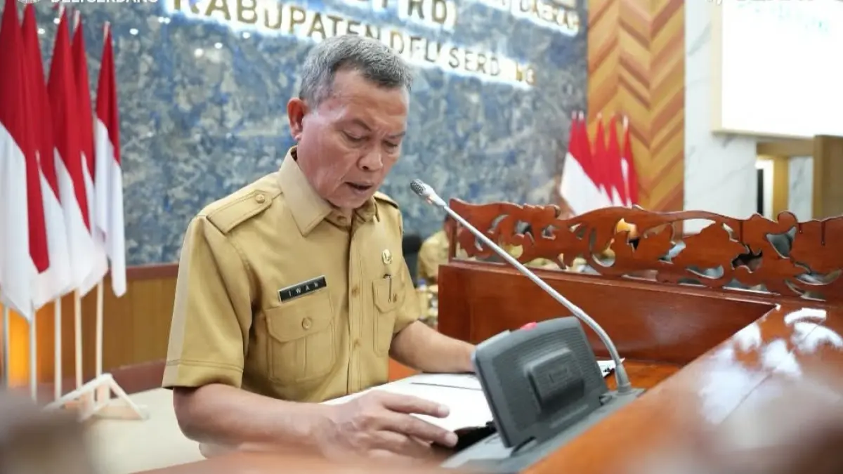 Sekwan Iwan Salewa saat membacakan surat masuk, termasuk surat dari PAN Deliserdang terkait pergantian Ketua Fraksi Pantura. (Batara/Sumut Pos)