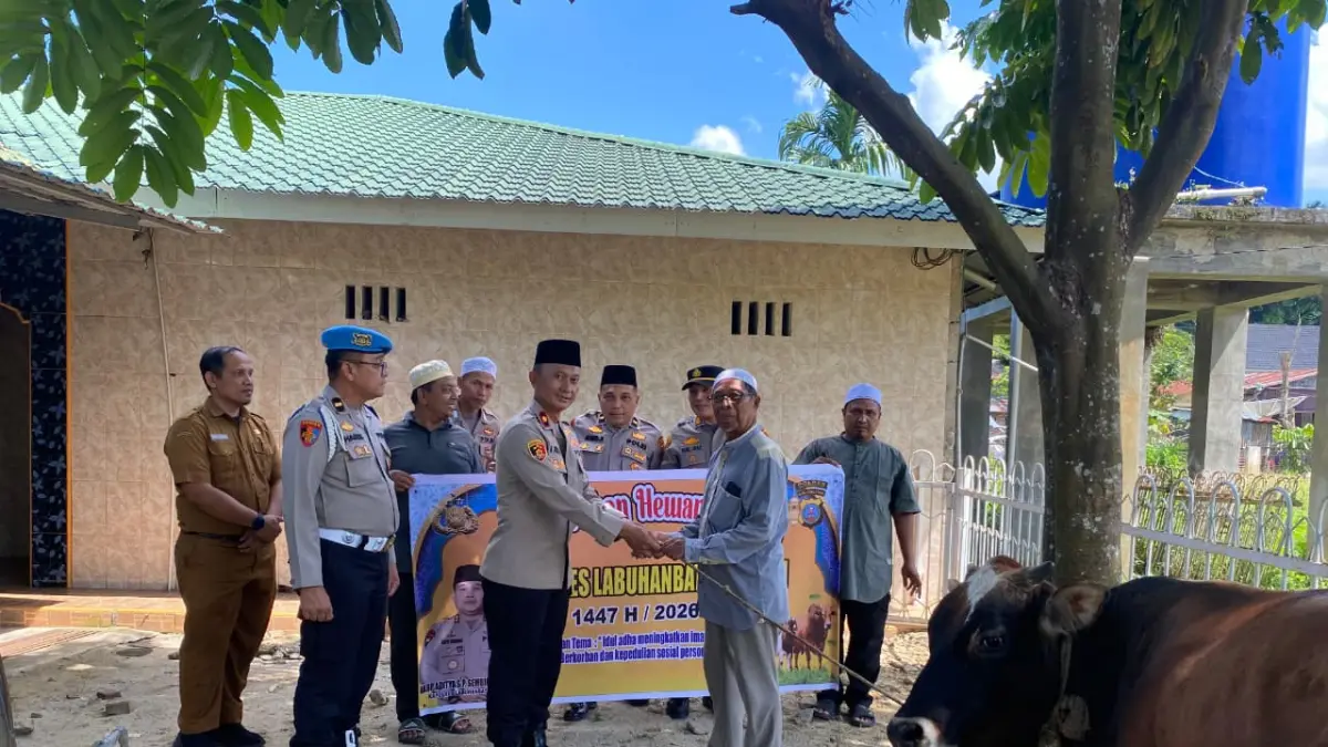 Wakapolres Labusel saat serahkan hewan kurban kepada pengurus masjid. (Khairuddin/Sumut Pos)