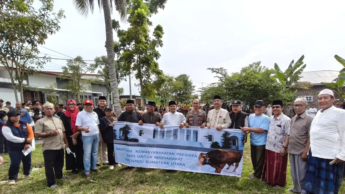 Wali Kota Tebing Tinggi Iman Irdian Saragih bersama mantan Wakil Wali Kota Tebing Tinggi, Oki Doni Siregar,  Sekdako Tebingtinggi,unsur Forkopimda, tokoh masyarakat  menghadiri penyerahan sapi kurban untuk masyarakat di Kelurahan ranto Laban , Kecamatan Rambutan, Rabu (27/05/2026). ( Azan Purba / Sumut Pos)