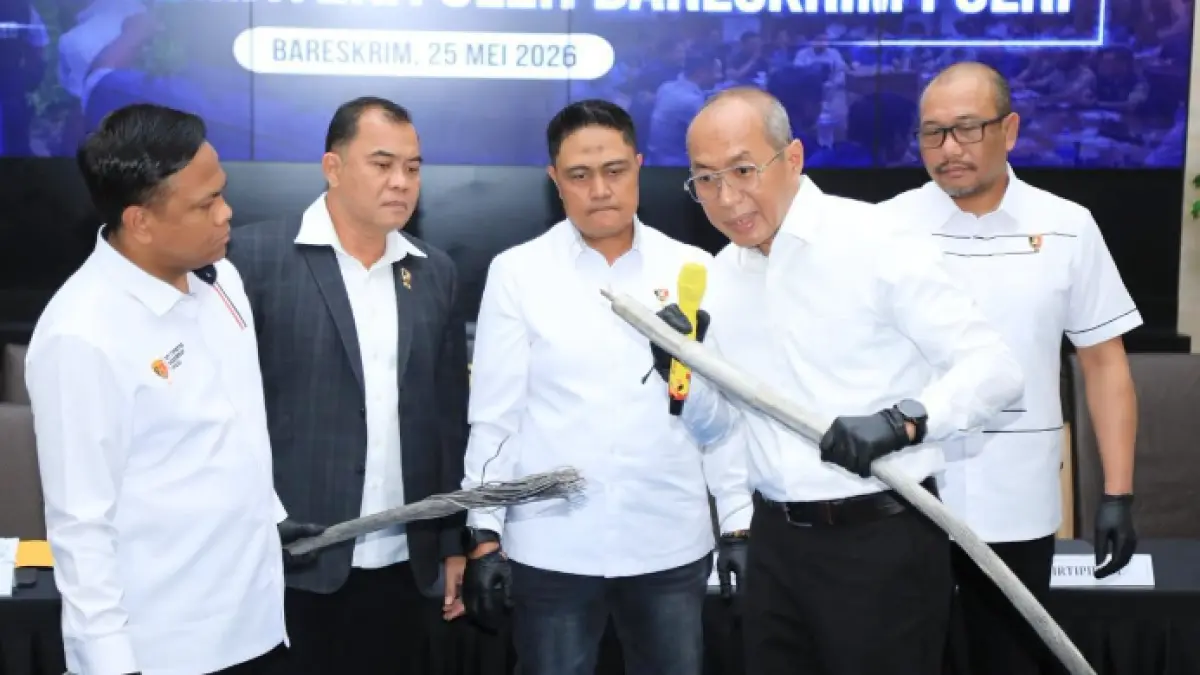 Bareskrim Polri dan perwakilan PLN menunjukkan kabel transmisi yang terputus dalam peristiwa "blackout" Sumatera di Gedung Bareskrim Polri, Jakarta, Senin (25/5/2026). (rm.id)