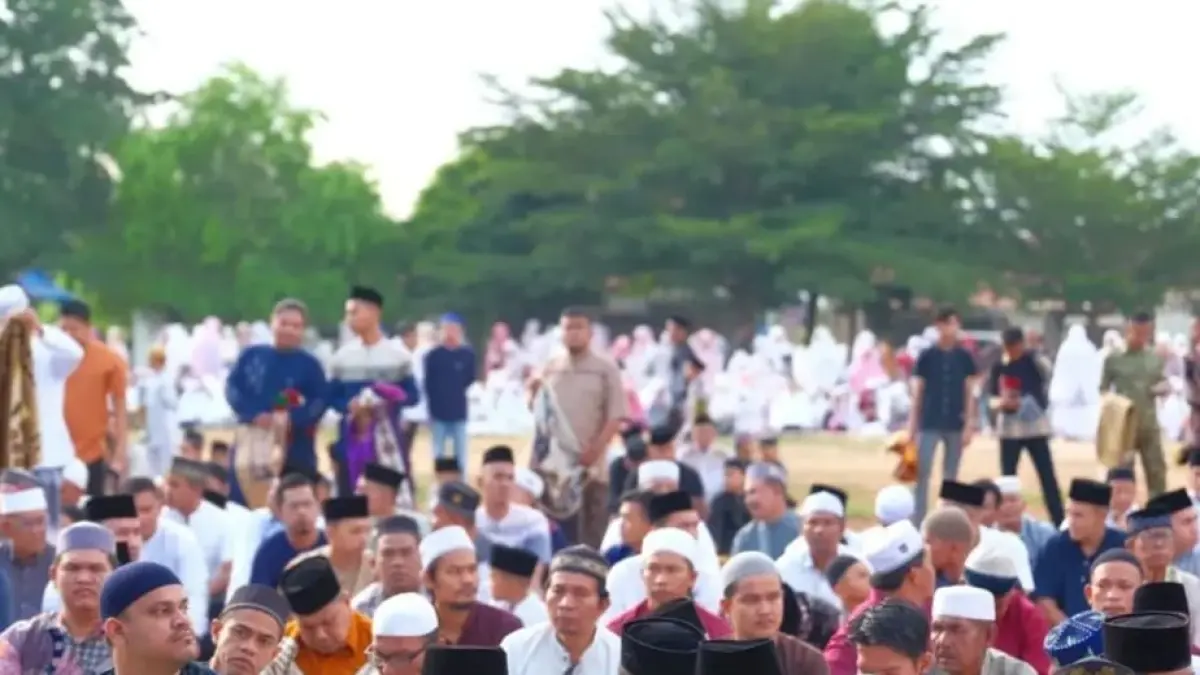 Bupati Fery Sahputra Simatupang S.H salat Idul Adha bersama masyarakat Labusel. (Khairuddin/Sumut Pos)