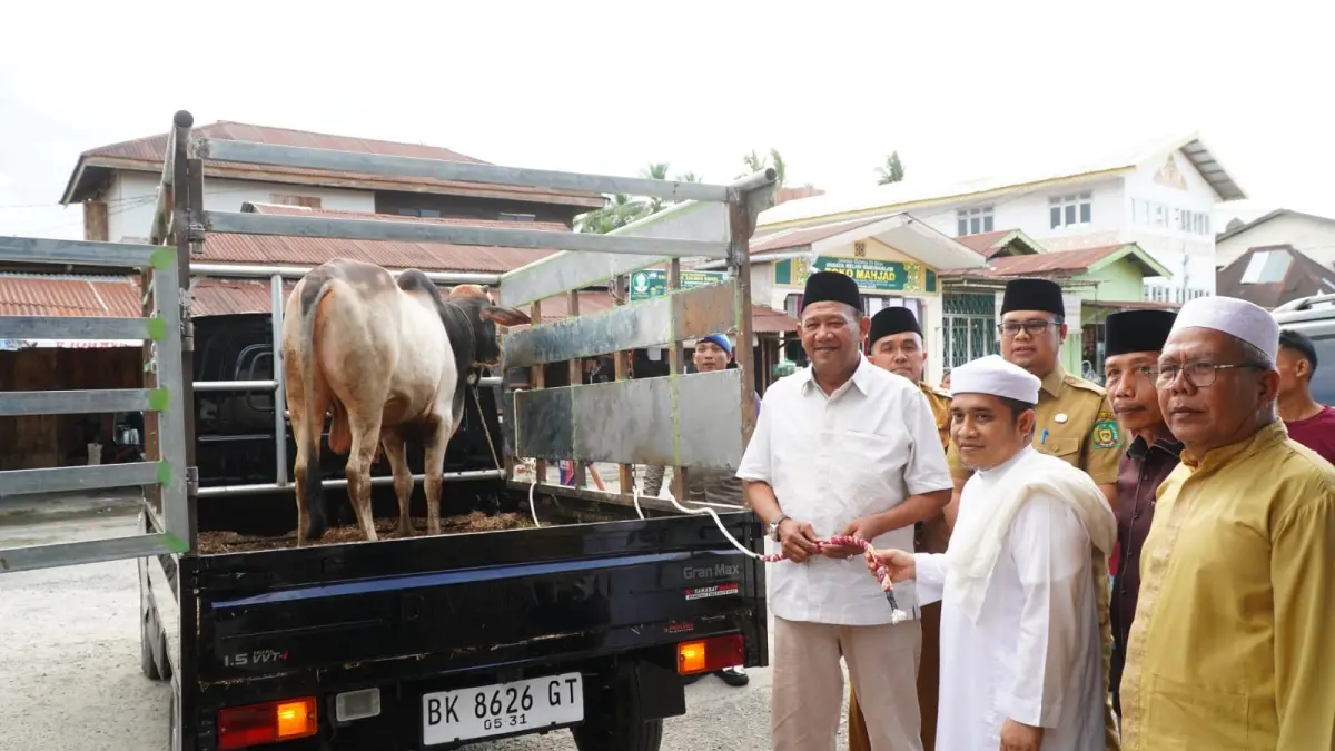 
Bupati Langkat, Syah Afandin saat menyerahkan bantuan sapi qurban kepada masyarakat Besilam di Kecamatan Padangtualang. (Diskominfo Langkat/Sumut Pos)