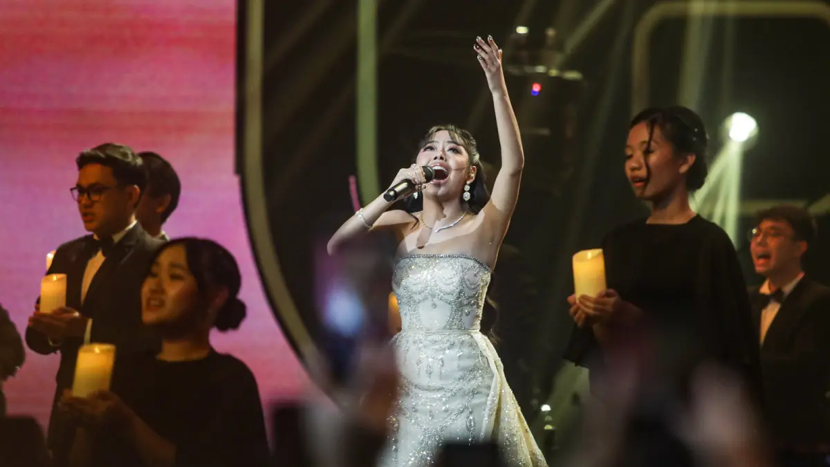 Celyna Grace tampil dalam panggung grand final Indonesia Idol musim ke 14 di Jakarta, Senin (25/5/2026). Celyna Grace resmi jadi juara Indonesian Idol usai kalahkan Niki Becker di grand final. FOTO: SALMAN TOYIBI/JAWA POS