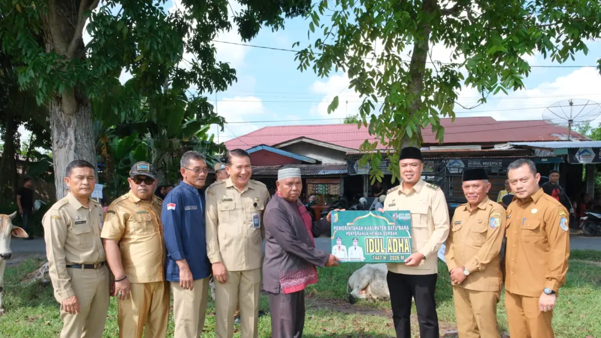 Bupati Batu Bara H. Baharuddin Siagian, S.H., M.Si yang diwakili oleh Wakil Bupati Batu Bara Syafrizal, S.E., M.AP., bersama Pj. Sekda Kabupaten Batu Bara Rusian Heri serahkan secara simbolis 61 ekor hewan kurba di Lapangan Blok 8, Kecamatan Lima Puluh, Selasa (26/5/2026). (Komimfo Batubara/Sumut Pos)
