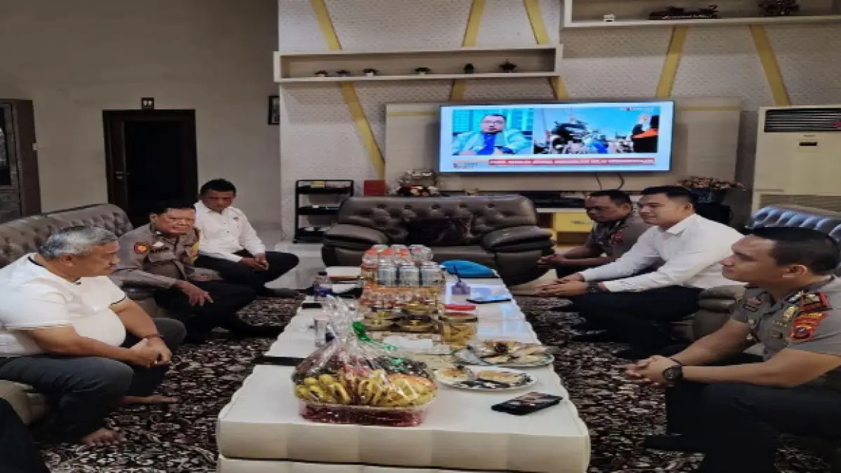 Kapolsek NA IX-X AKP Gunawan Sinurat bersilaturahmi ke rumah mantan Bupati Labura Haji Buyung guna memperkuat sinergi menjaga Kamtibmas. (Asri Tarigan/Sumut Pos)