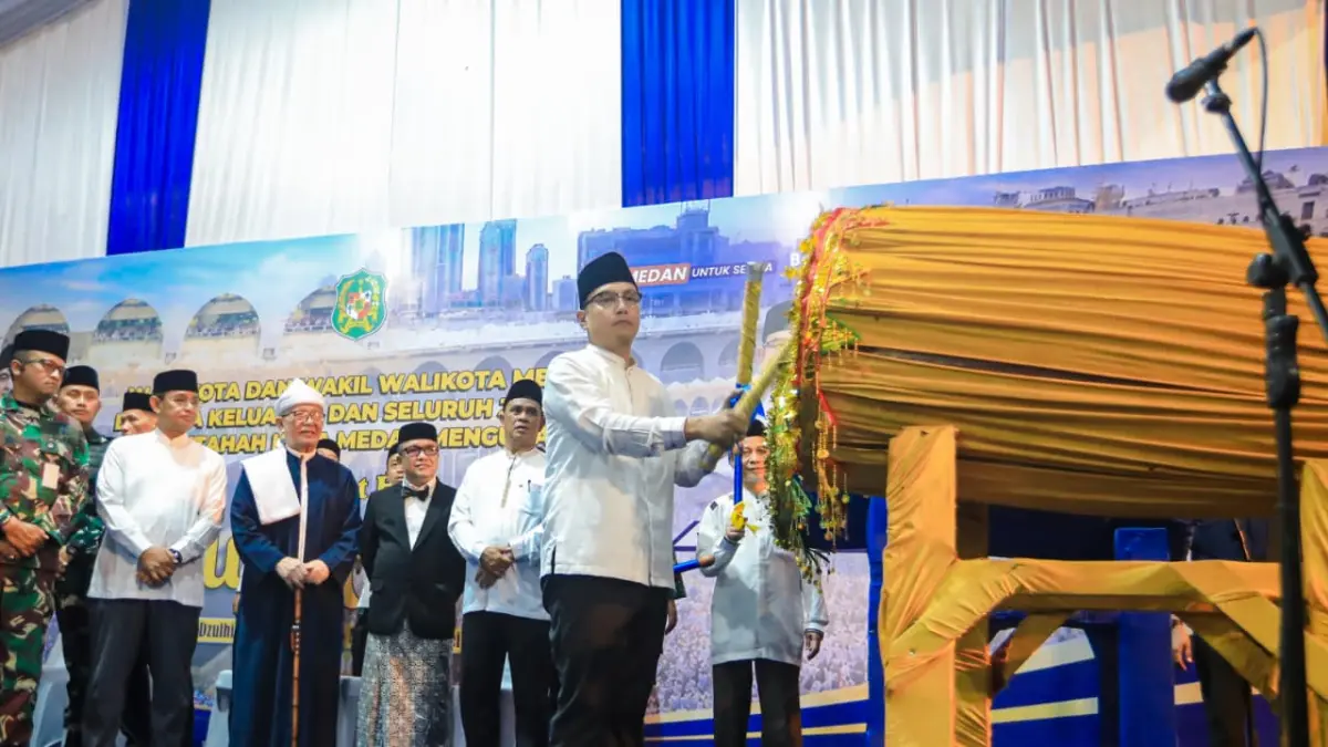 PUKUL BEDUG: Wali Kota Medan Rico Tri Putra Bayu Wass memukul bedug di malam takbiran. (Kominfo Medan)