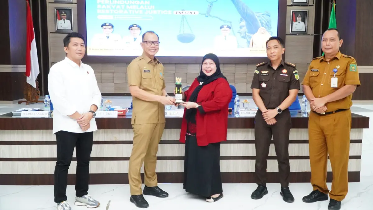  
Sekretaris Daerah Langkat, Amril (dua dari kiri) foto bersama dengan Kabiro Hukum Provsu dan narasumber dari kepolisian serta kejaksaan. (Diskominfo Langkat/Sumut Pos)