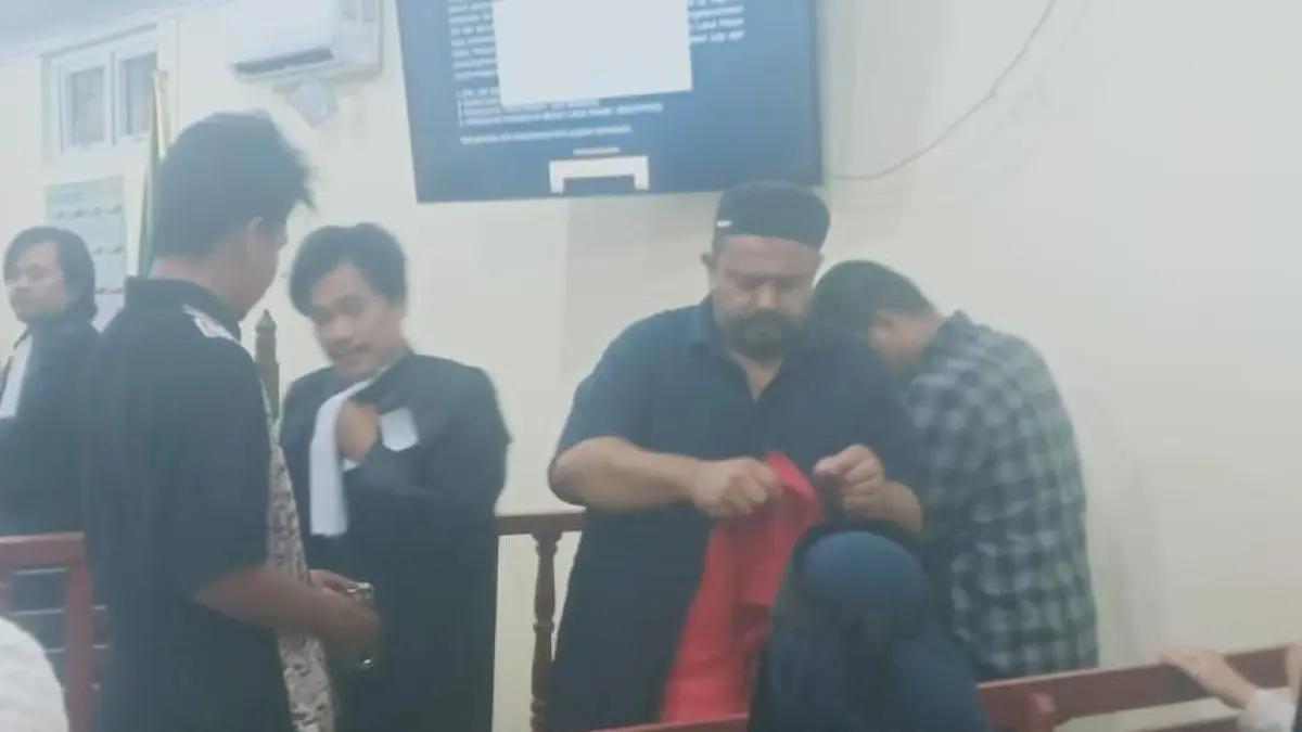 Terdakwa Roni Paslani (pakai peci dan rompi merah) dituduh memalsukan Surat Tanah palsu dan kini menjalani persidangan di Pengadilan Negeri Lubukpakam. (BATARA/SUMUT POS)