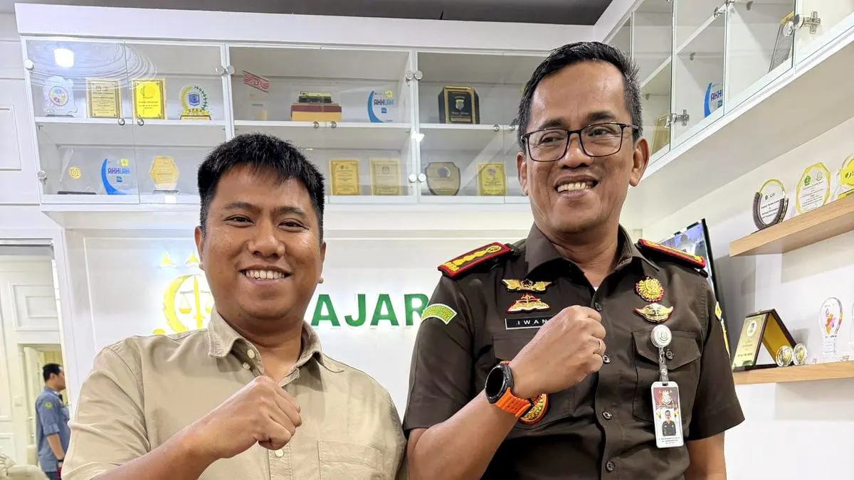 
Anggota DPRD Binjai dari Fraksi Gerindra, Ronggur Simorangkir (kiri) saat foto bersama dengan Kajari Iwan Setiawan. (Foto dari Ronggur Simorangkir/Sumut Pos)