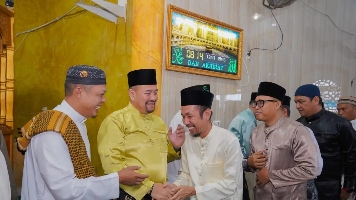 Bupati Batubara Dr. H. Baharuddin Siagian, S.H., M.Si., bersama Wakil Bupati Batubara Syafrizal, S.E., M.AP., melaksanakan salat Idul Adha 1447 Hijriah di Masjid Raya An-Nur, Kecamatan Tanjung Tiram, Rabu (27/5/2026). (Komimfo Batubara/Sumut Pos)