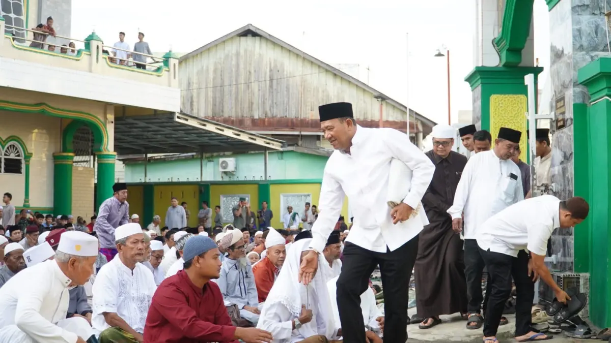 
Bupati Langkat, Syah Afandin saat mengalami jemaah Salat Iduladha di Masjid Raya Pangkalanbrandan. (Diskominfo Langkat/Sumut Pos)