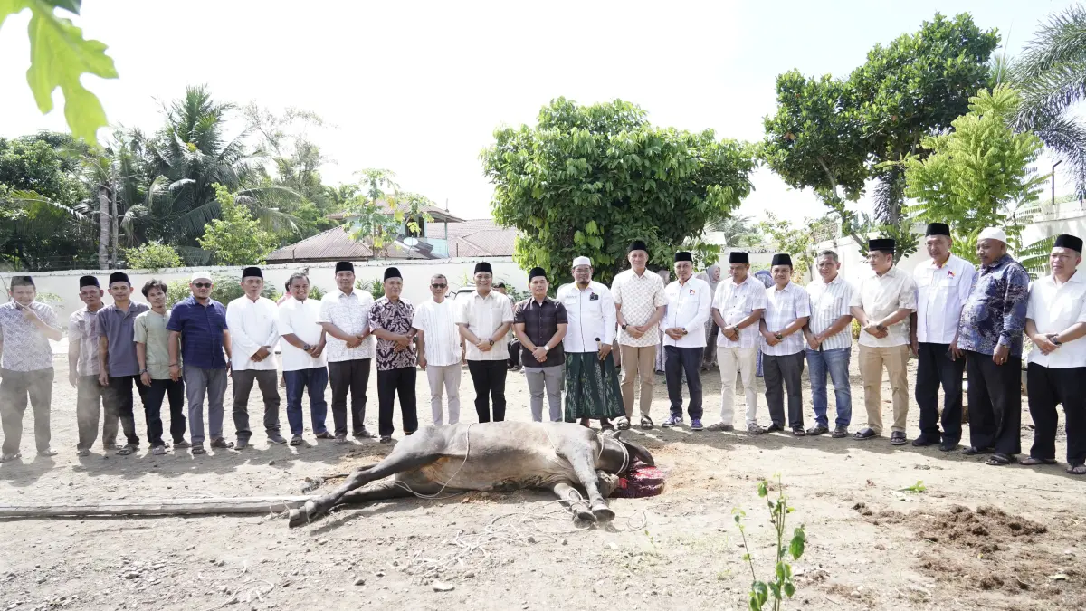 Bupati Padang Lawas Putra Mahkota Alam Hasibuan hadiri pemotongan  hewan kurban di kediaman IKANAS. (Mitra Harahap/ Sumut Pos)