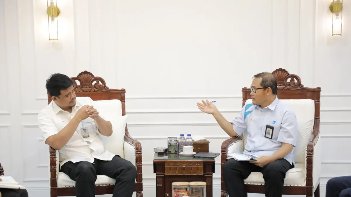 General Manager PLN UID Sumatera Utara, Mundhakir (kanan) saat melaporkan kondisi kelistrikan kepada Gubernur Sumatera Utara, M. Bobby Afif Nasution (kiri) pada Selasa 26 Mei 2026. (Dokumentasi PLN UId Sumut)