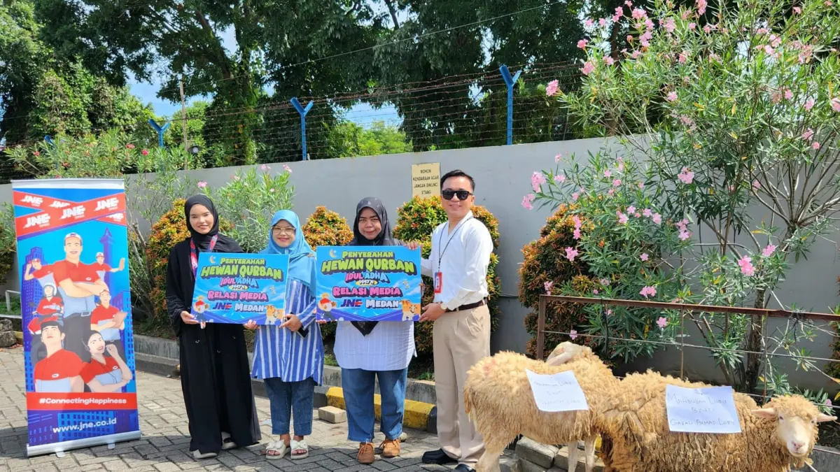 JNE menyerahkan hadiah hewan kurban kepada dua insan media pada momentum Idul Adha tahun ini. ( Foto : JNE)