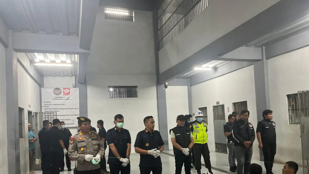 
Kalapas Binjai, Mochamad Mukaffi saat memimpin razia gabungan yang melibatkan unsur TNI-Polri dan badan narkotika nasional. (Humas Lapas Binjai/Sumut Pos)